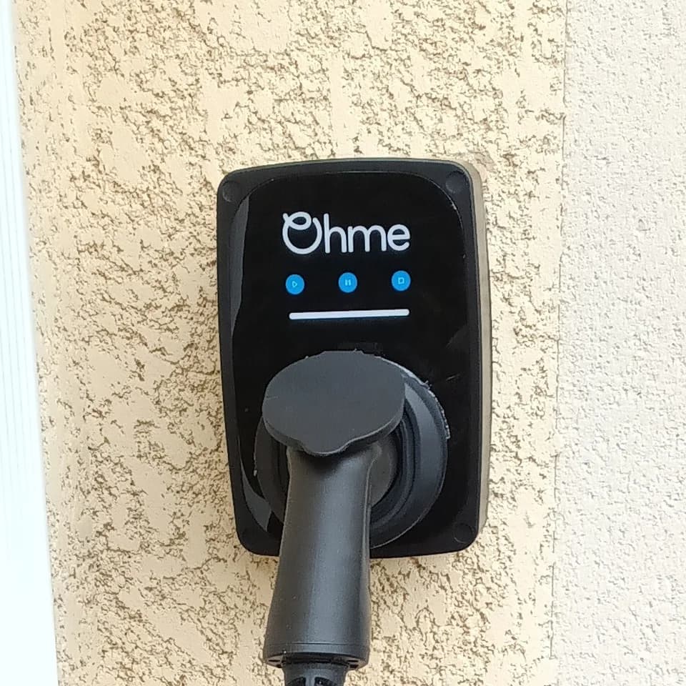 Borne Ohme ePod posée par ABRTEL sur une façade crépie