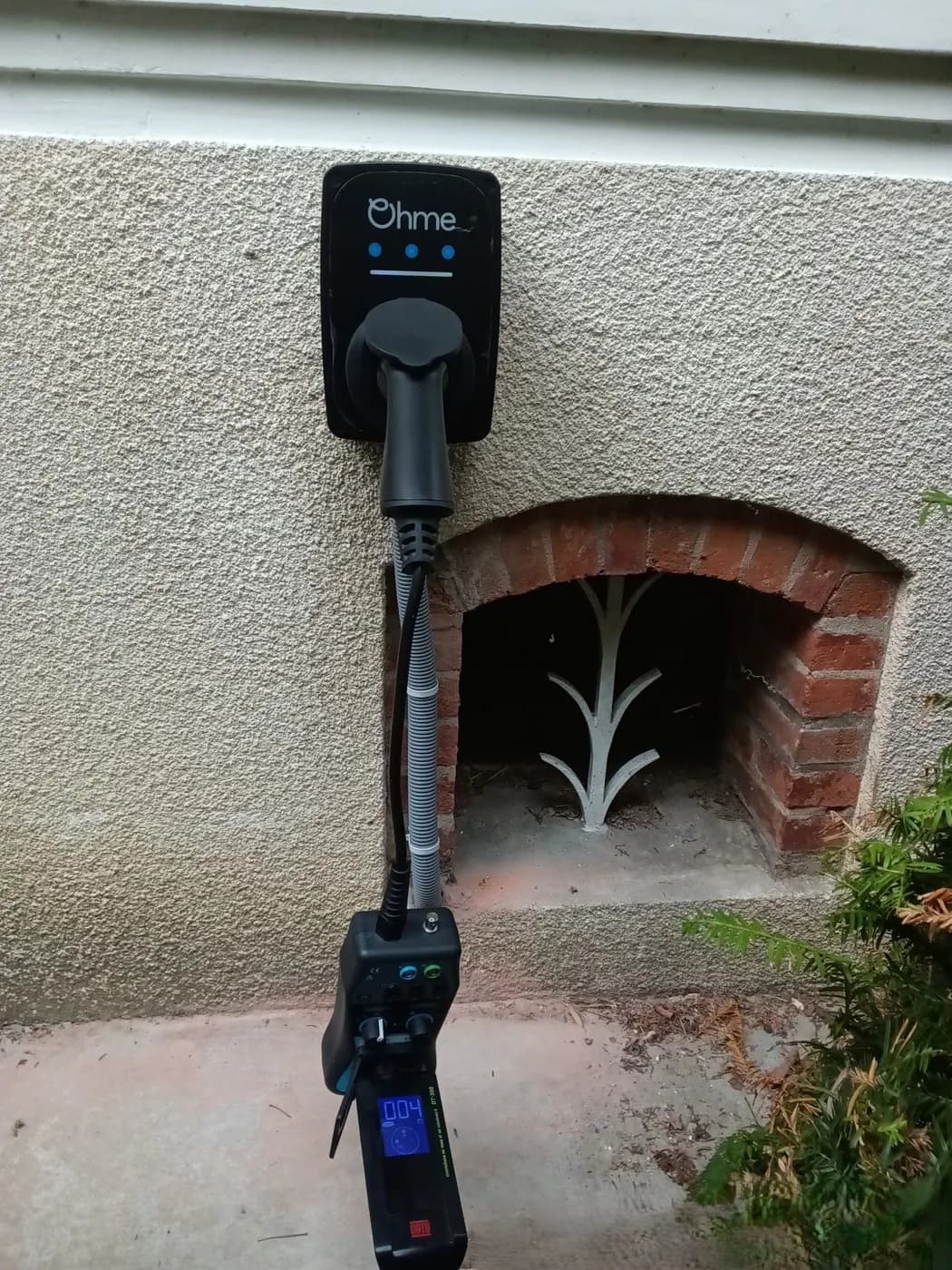 Borne de recharge installée proprement sur une façade par ABRTEL