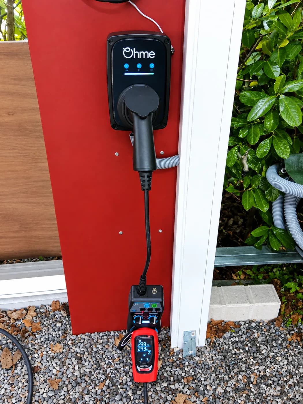 Borne Ohme ePod installée sur une façade rouge