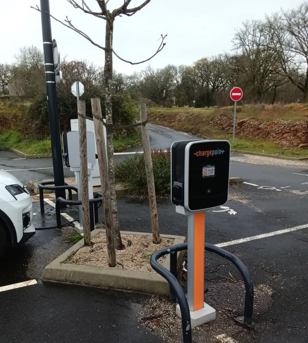 Borne de recharge sur piédestal avec signalétique