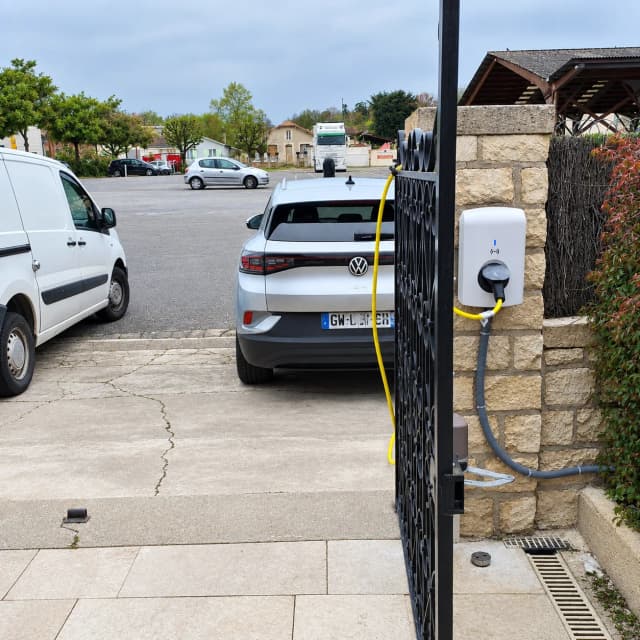 Borne sur pilier à l’entrée d’une propriété