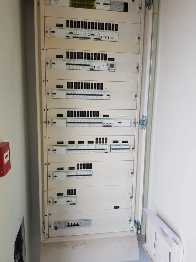 Vérification du tableau électrique lors de la visite technique