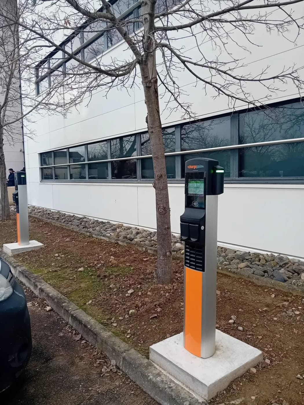 Borne de recharge sur pied installée sur un parking d’entreprise