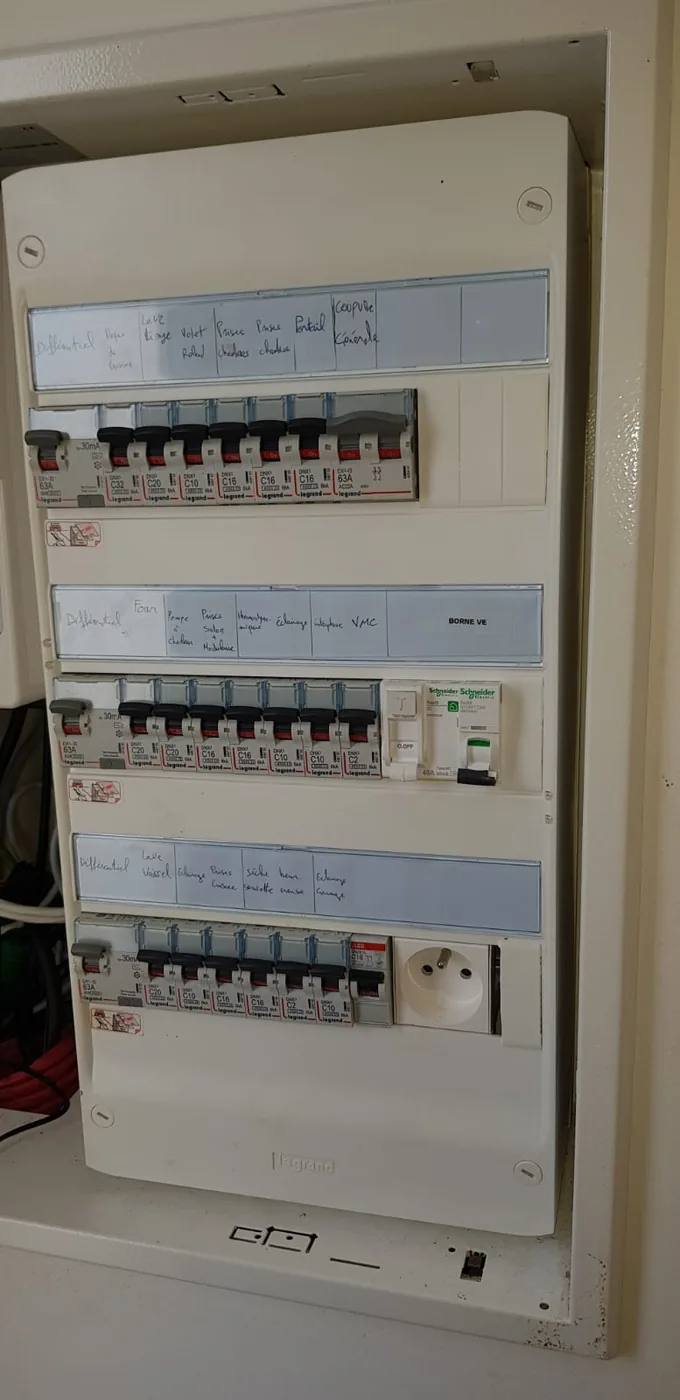 Tableau électrique remis aux normes avant la pose de la borne