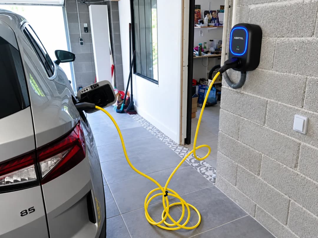 Véhicule en charge dans un garage particulier